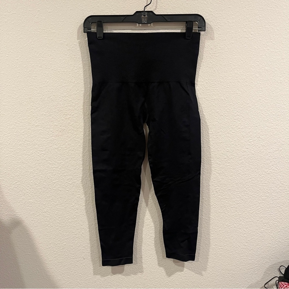 Assets by Spanx size medium black cropped length shape-wear leggings